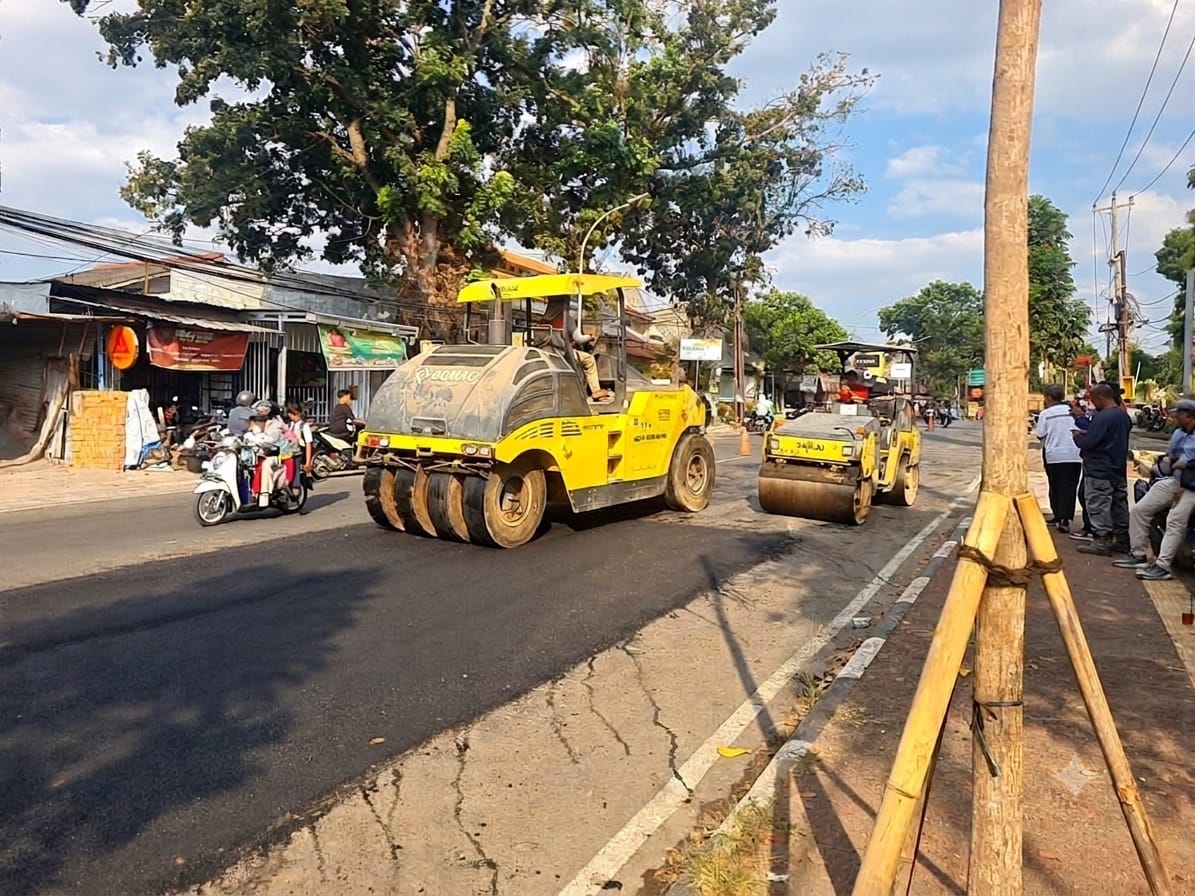 DPU Kota Semarang Lakukan perbaikan jalan (matasemarang.com/Lia DIna)