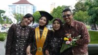 Marsya Wijayanti wisudawan Sekolah Vokasi Undip bersama ibundanya yang bekerja sebagai penjual kue tenongan (foto: Dok Undip)