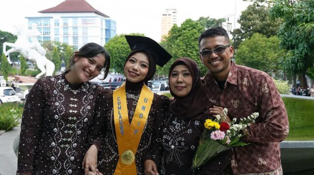Marsya Wijayanti wisudawan Sekolah Vokasi Undip bersama ibundanya yang bekerja sebagai penjual kue tenongan (foto: Dok Undip)