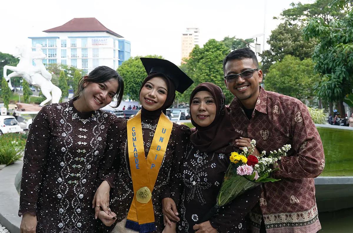 Marsya Wijayanti wisudawan Sekolah Vokasi Undip bersama ibundanya yang bekerja sebagai penjual kue tenongan (foto: Dok Undip)