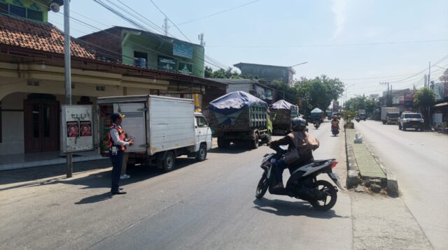 Dishub tertibkan parkir di Jalan Wolter Monginsidi (matasemarang.com/Lia Dina)
