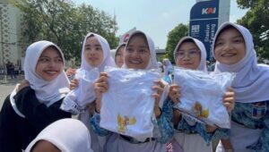 anak-anak sekolah senang mendapat kaos dari Presiden Prabowo Subianto (matasemarang.com/Lia Dina)