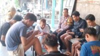 Bhabinkamtibmas dan Lurah Penggaron Kidul memberikan pembinaan kepada remaja Semarang (foto: Polsek Pedurungan)