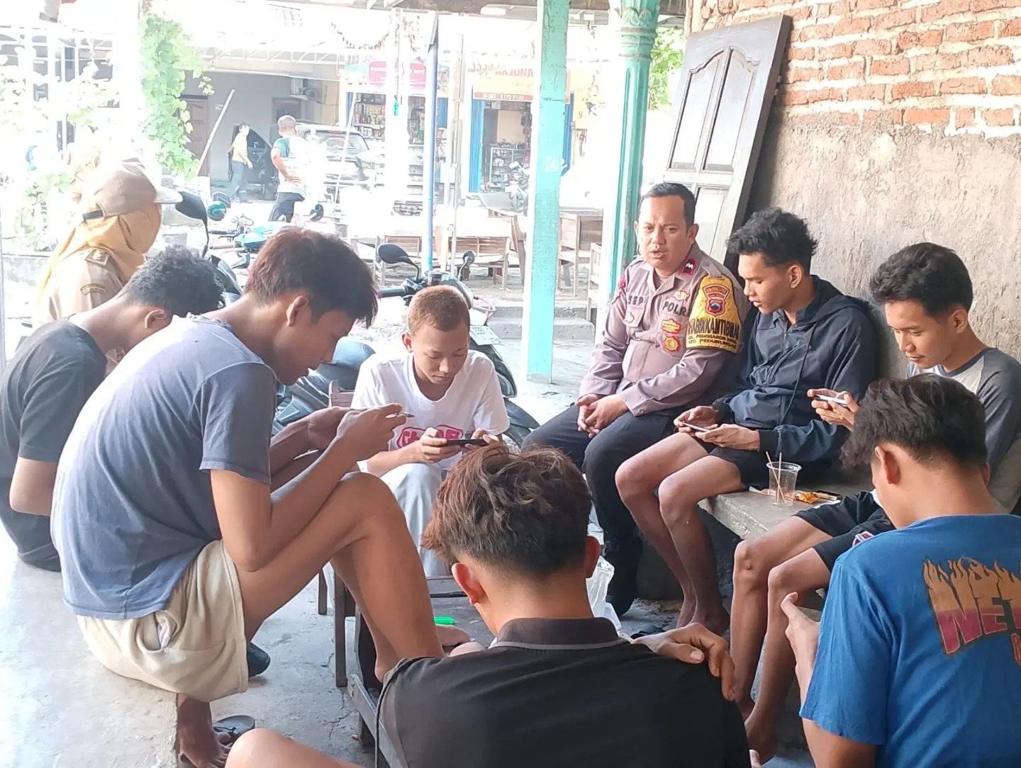 Bhabinkamtibmas dan Lurah Penggaron Kidul memberikan pembinaan kepada remaja Semarang (foto: Polsek Pedurungan) Bhabinkamtibmas dan Lurah Penggaron Kidul memberikan pembinaan kepada remaja Semarang (foto: Polsek Pedurungan)