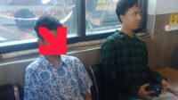 Polisi mendampingi anak sekolah tersesat sebelum dipertemukan dengan keluarga (foto: Polsek Semarang Timur) Polisi mendampingi anak sekolah tersesat sebelum dipertemukan dengan keluarga (foto: Polsek Semarang Timur)