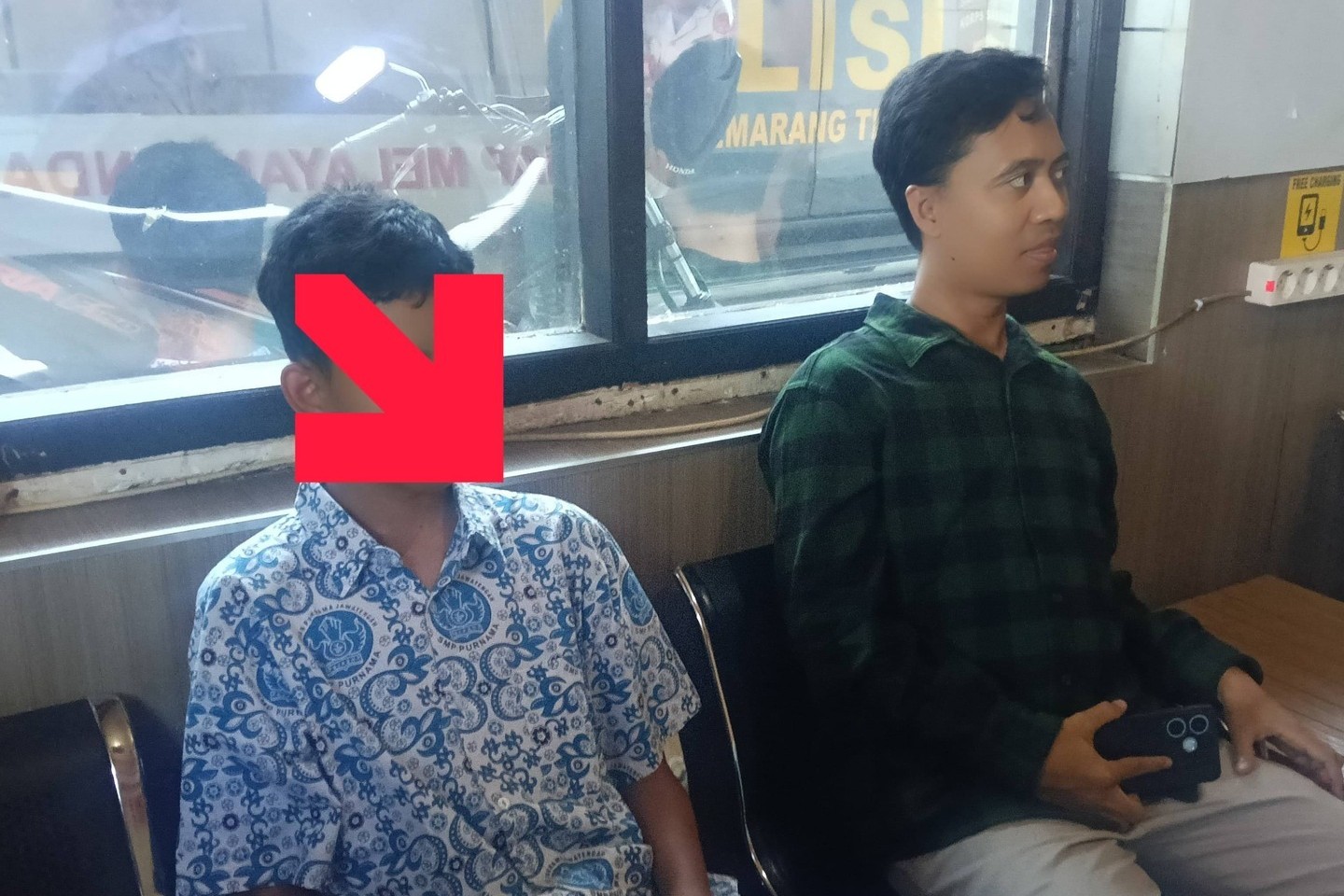Polisi mendampingi anak sekolah tersesat sebelum dipertemukan dengan keluarga (foto: Polsek Semarang Timur)