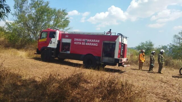 Petugas damkar lakukan pemadaman kebakaran lahan kosong di Bukit Teletubbies (foto: Polsek Tembalang)