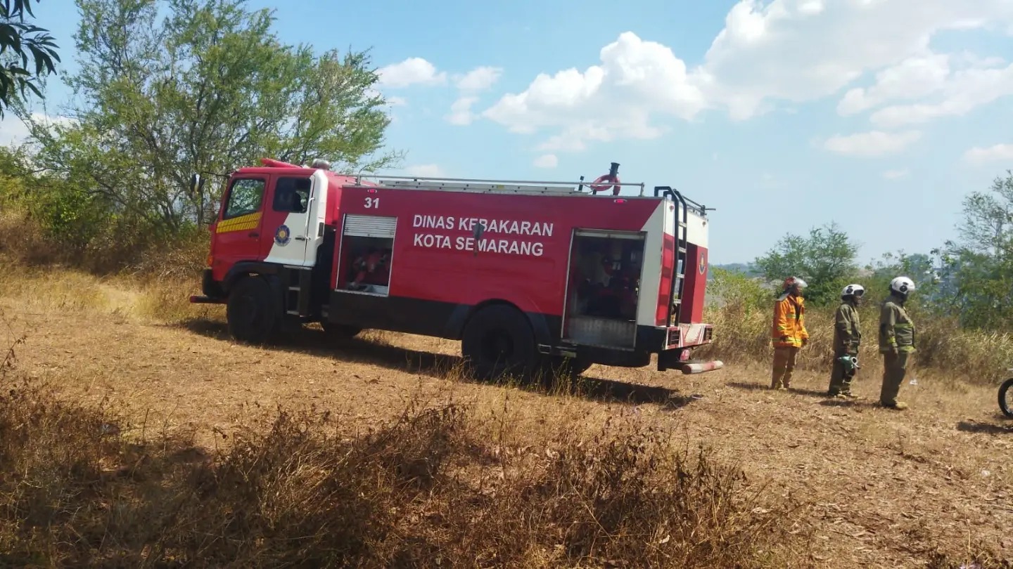 Petugas damkar lakukan pemadaman kebakaran lahan kosong di Bukit Teletubbies (foto: Polsek Tembalang) Petugas damkar lakukan pemadaman kebakaran lahan kosong di Bukit Teletubbies (foto: Polsek Tembalang)