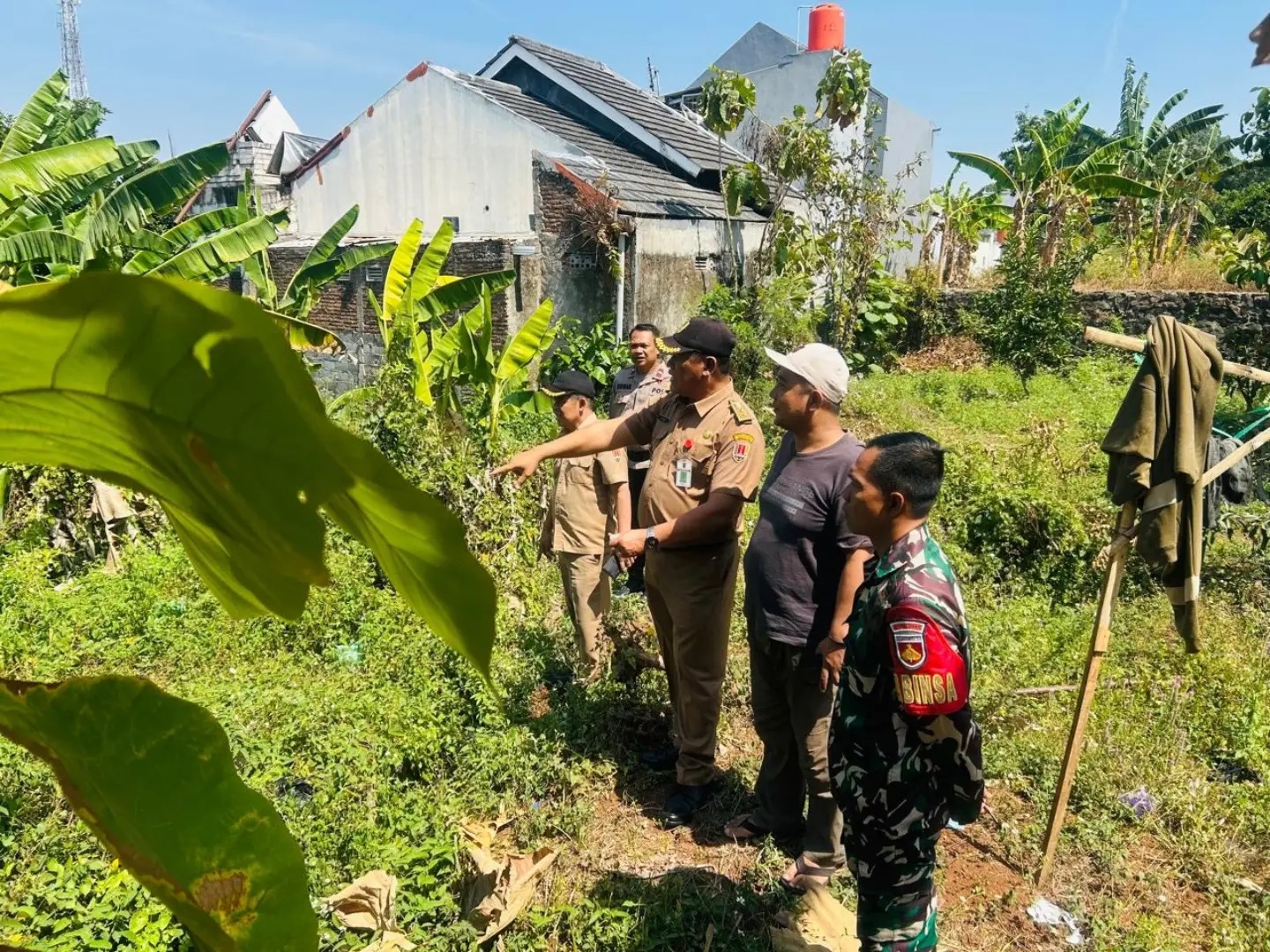 Bhabinkamtibmas Kramas Aipda M Ridwan bersama Lurah Kramas Kamsi meninjau kondisi drainase di RT 03 RW 02 Kelurahan Kramas, Senin 27 Juli 2026 (foto: Polsek Tembalang)