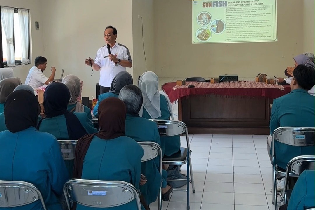 Mahasiswa Agribisnis Unwahas saat mengamati proses budidaya ikan dalam program Smart Edufishery di BBI Mijen Kota Semarang (foto: Dinas Perikanan Kota Semarang)