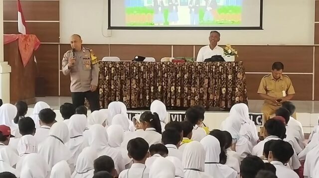 Bhabinkamtibmas Sumurboto Aiptu Bobi Andrea Susanto memberikan penyuluhan di SMPN 27 Semarang, Senin 13 Juli 2026 (foto: Polsek Banyumanik)
