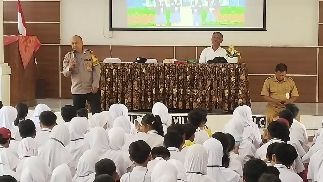 Bhabinkamtibmas Sumurboto Aiptu Bobi Andrea Susanto memberikan penyuluhan di SMPN 27 Semarang, Senin 13 Juli 2026 (foto: Polsek Banyumanik) Bhabinkamtibmas Sumurboto Aiptu Bobi Andrea Susanto memberikan penyuluhan di SMPN 27 Semarang, Senin 13 Juli 2026 (foto: Polsek Banyumanik)