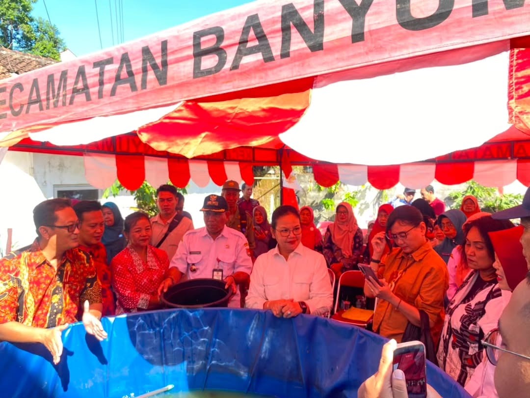 Wali Kota Semarang Agustina Wilujeng dalam acara panen lele di Srondol Wetan 15 Juli 2026 (foto: Polsek Banyumanik) Wali Kota Semarang Agustina Wilujeng dalam acara panen lele di Srondol Wetan 15 Juli 2026 (foto: Polsek Banyumanik)