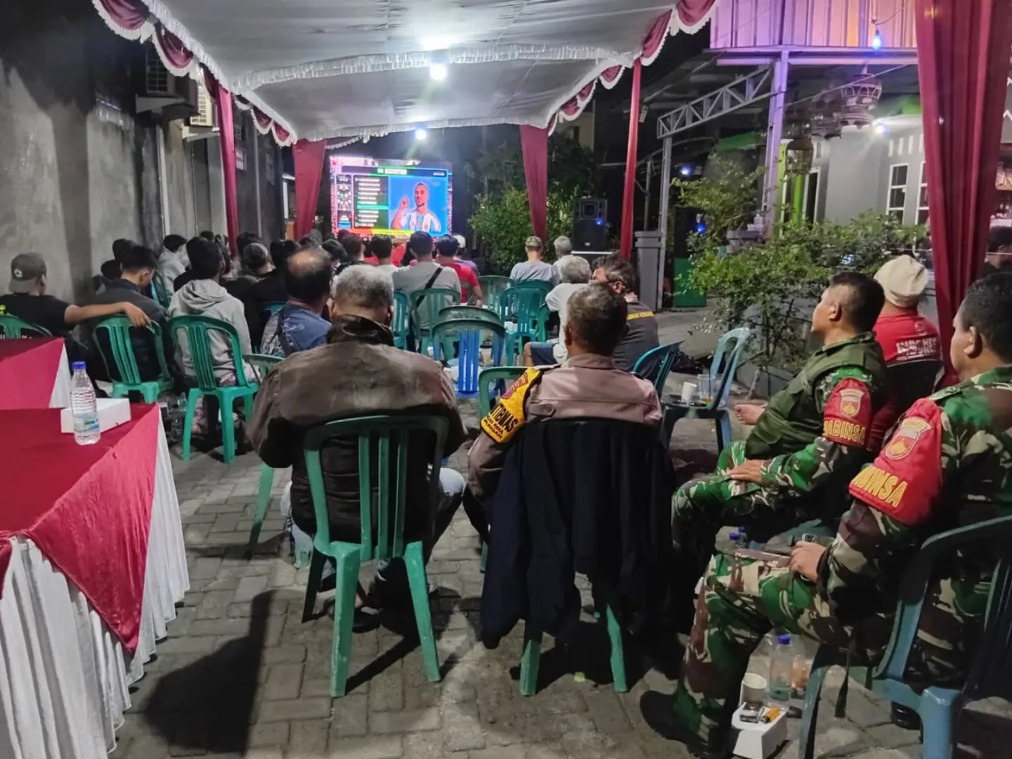 Bhabinkamtibmas dan Babinsa Pedurungan Kidul ikut nobar semifinal Piala Dunia, 16 Juli 2026 (foto: Polsek Pedurungan)