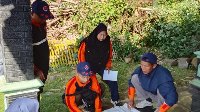 BPBD Kabupaten Semarang memberikan simulasi penanganan darurat kepada warga (foto: Pemkab Semarang)