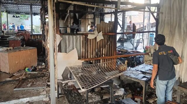 kebakaran di Warung Geprek Bharata, Senin 13 Juli 2026 (foto: Polsek Tembalang)
