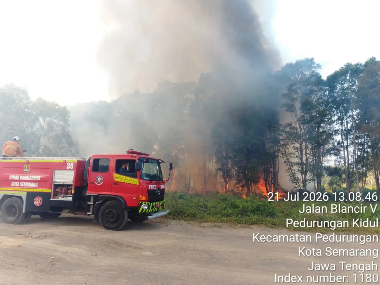 Kebakaran lahan kosong milik Sidomuncul, Selasa 21 Juli 2026 sekitar pukul 12.00 WIB (foto: Polsek Tembalang) Kebakaran lahan kosong milik Sidomuncul, Selasa 21 Juli 2026 sekitar pukul 12.00 WIB (foto: Polsek Tembalang)