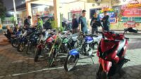 Petugas Polsek Pedurungan melakukan pemeriksaan kendaraan bermotor saat patroli malam di Jalan Brigjen Sudiarto, Semarang (foto: Polsek Pedurungan) Petugas Polsek Pedurungan melakukan pemeriksaan kendaraan bermotor saat patroli malam di Jalan Brigjen Sudiarto, Semarang (foto: Polsek Pedurungan)