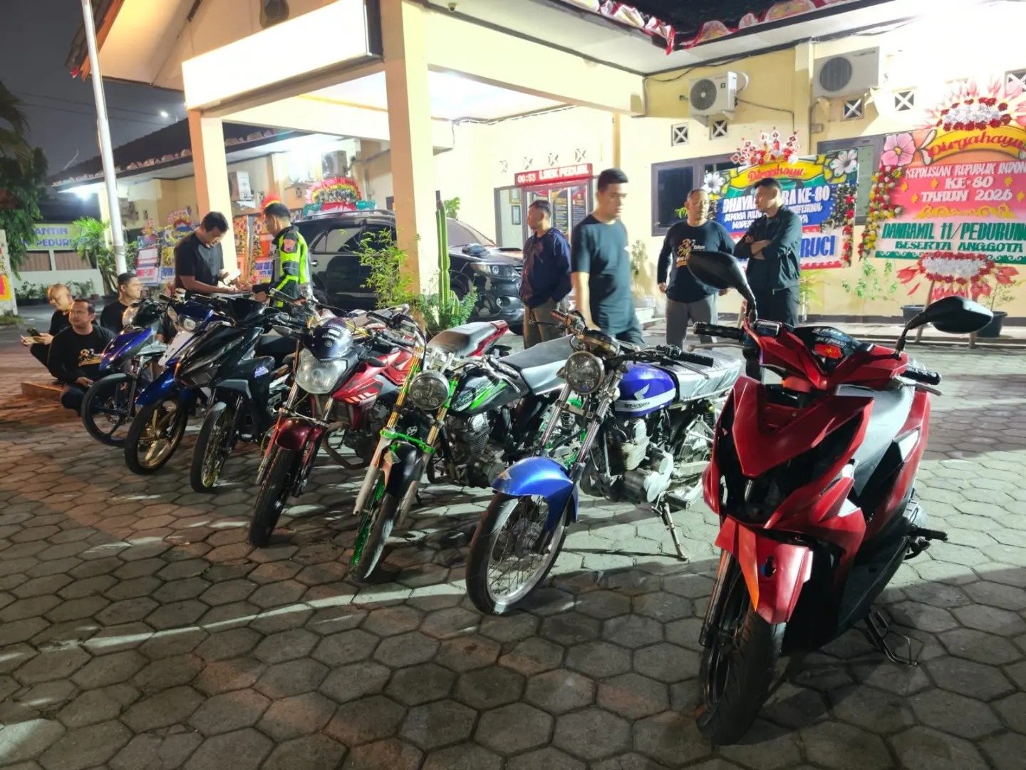 Petugas Polsek Pedurungan melakukan pemeriksaan kendaraan bermotor saat patroli malam di Jalan Brigjen Sudiarto, Semarang (foto: Polsek Pedurungan) Petugas Polsek Pedurungan melakukan pemeriksaan kendaraan bermotor saat patroli malam di Jalan Brigjen Sudiarto, Semarang (foto: Polsek Pedurungan)