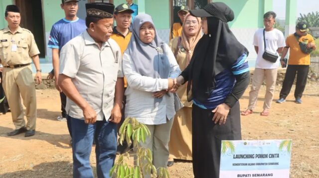 Subakir dan Nuriyah menanam bibit durian dalam launching Program Pohon Cinta, Selasa 14 Juli 2026 (foto: Pemkab Semarang)