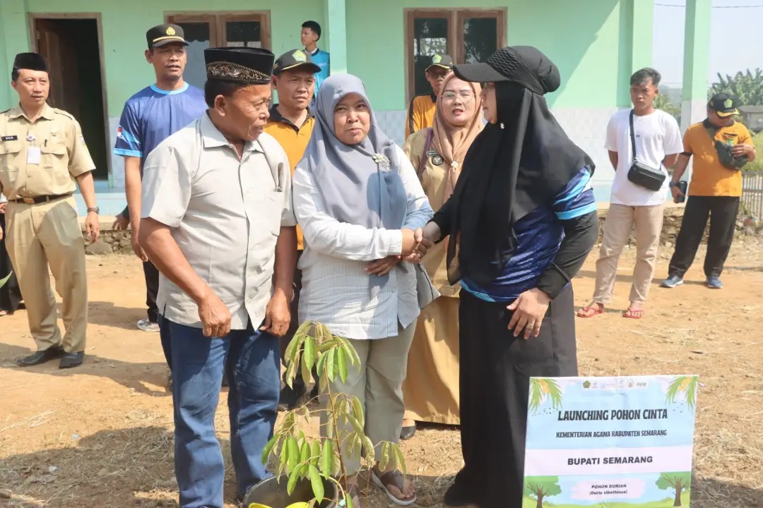Subakir dan Nuriyah menanam bibit durian dalam launching Program Pohon Cinta, Selasa 14 Juli 2026 (foto: Pemkab Semarang)