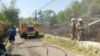 Petugas Damkar Semarang memadamkan kebakaran lahan kosong di Jangli (foto: Polsek Tembalang)