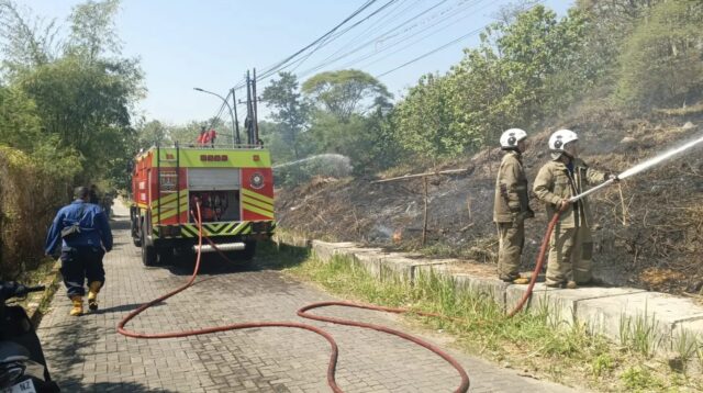 Petugas Damkar Semarang memadamkan kebakaran lahan kosong di Jangli (foto: Polsek Tembalang)