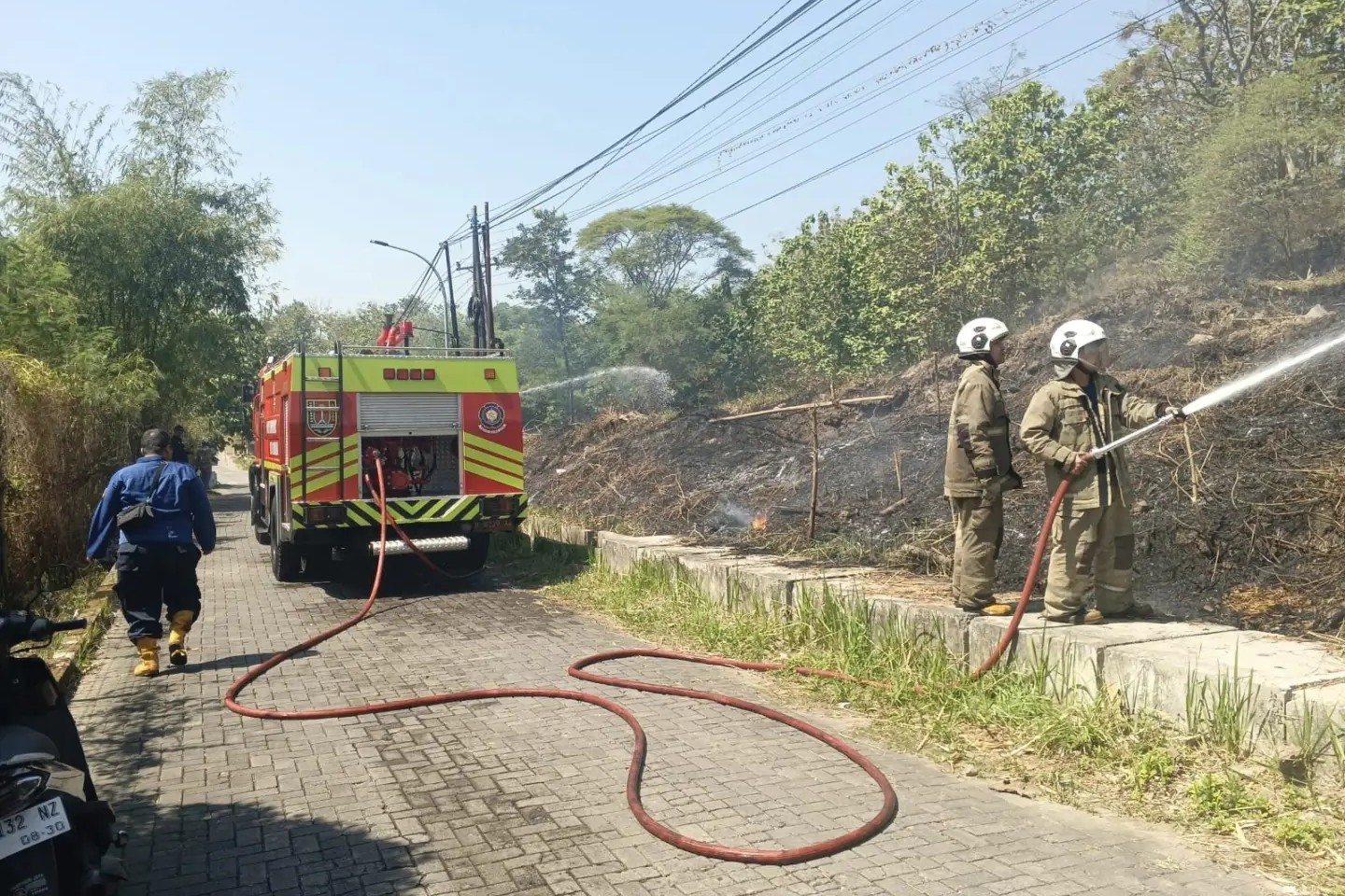 Petugas Damkar Semarang memadamkan kebakaran lahan kosong di Jangli (foto: Polsek Tembalang)