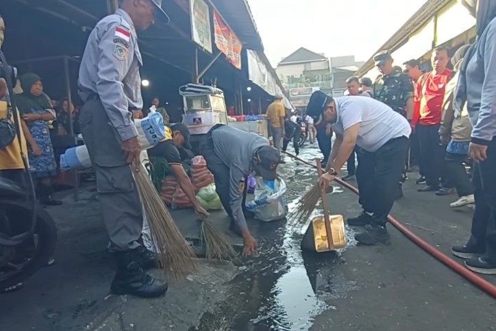 Kerja bakti Jumat Bersih berhasil mengumpulkan 1,1 ton sampah (foto: Pemkab Semarang) Kerja bakti Jumat Bersih berhasil mengumpulkan 1,1 ton sampah (foto: Pemkab Semarang)