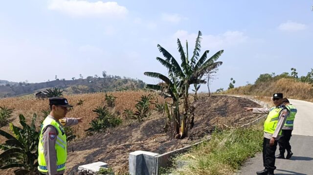 Personel Satreskrim Polres Semarang melakukan ground check lokasi titik panas hotspot SIPONGI di Pringapus Jumat, 31 Juli 2026 (foto: Polres Semarang)