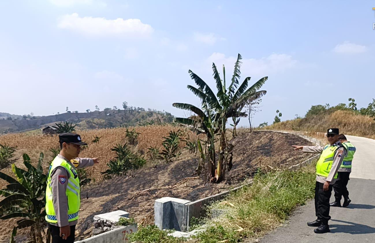 Personel Satreskrim Polres Semarang melakukan ground check lokasi titik panas hotspot SIPONGI di Pringapus Jumat, 31 Juli 2026 (foto: Polres Semarang) Personel Satreskrim Polres Semarang melakukan ground check lokasi titik panas hotspot SIPONGI di Pringapus Jumat, 31 Juli 2026 (foto: Polres Semarang)