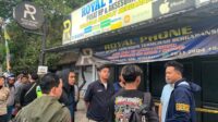 Tim Reskrim Polres Semarang dan Polda Jateng saat melakukan olah TKP dan penyidikan kasus curas gerai HP Ambarawa (foto: Polres Semarang) Tim Reskrim Polres Semarang dan Polda Jateng saat melakukan olah TKP dan penyidikan kasus curas gerai HP Ambarawa (foto: Polres Semarang)