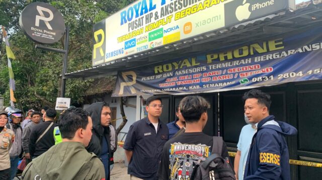Tim Reskrim Polres Semarang dan Polda Jateng saat melakukan olah TKP dan penyidikan kasus curas gerai HP Ambarawa (foto: Polres Semarang)