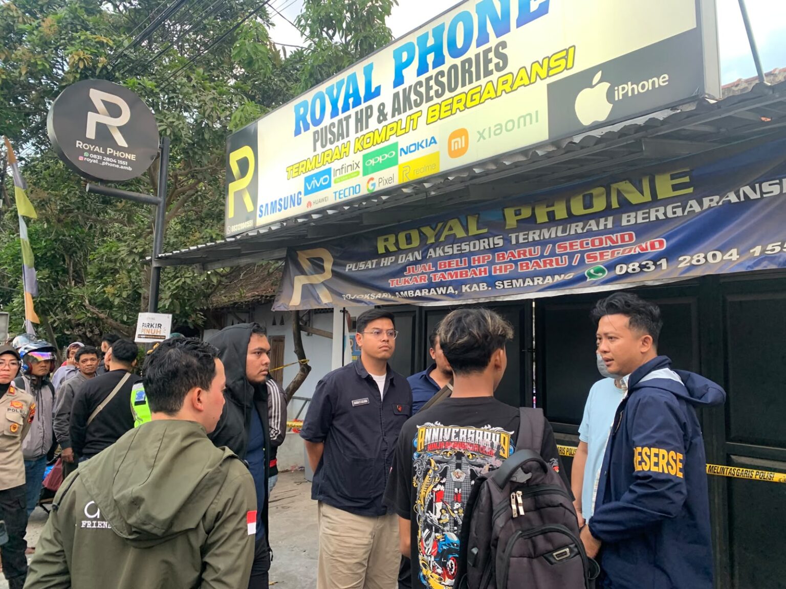 Tim Reskrim Polres Semarang dan Polda Jateng saat melakukan olah TKP dan penyidikan kasus curas gerai HP Ambarawa (foto: Polres Semarang)