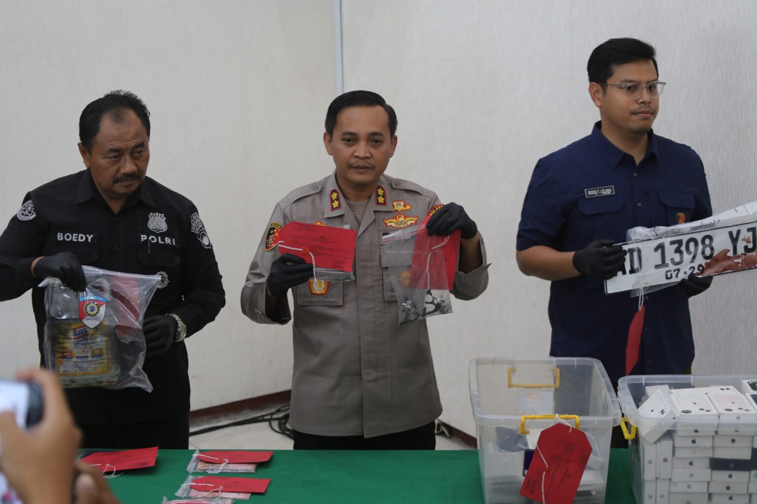 Kapolres Semarang AKBP Heru Dwi Purnomo saat memimpin konferensi pers pengungkapan kasus perampokan dan pembunuhan pemilik counter HP Ambarawa (foto: Polres Semarang)