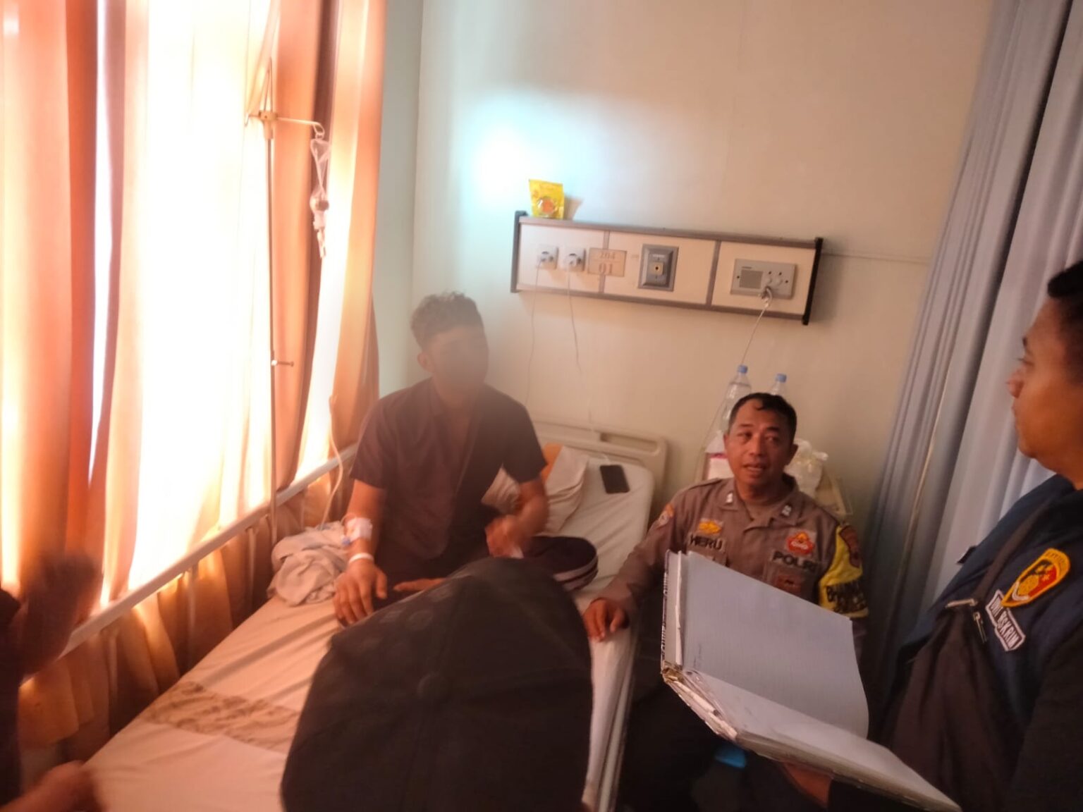 Polisi meminta keterangan korban penganiayaan di Bawen (foto: Polres Semarang) Polisi meminta keterangan korban penganiayaan di Bawen (foto: Polres Semarang)