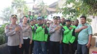 Kapolres Semarang AKBP Heru Dwi Purnomo berdialog dan menyerahkan bantuan sembako kepada pengemudi ojek online di Benteng Willem II Ungaran (foto: Polres Semarang)