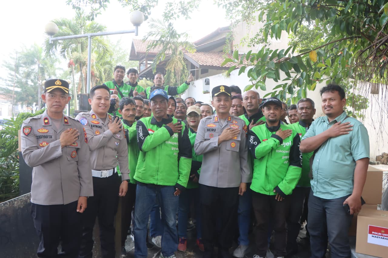 Kapolres Semarang AKBP Heru Dwi Purnomo berdialog dan menyerahkan bantuan sembako kepada pengemudi ojek online di Benteng Willem II Ungaran (foto: Polres Semarang)