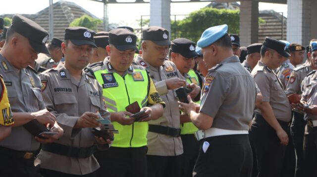 Tim Bid Propam Polda Jateng melakukan pemeriksaan telepon seluler milik Kapolres Semarang AKBP Heru Dwi Purnomo saat kegiatan Gaktibplin (foto: Polres Semarang)
