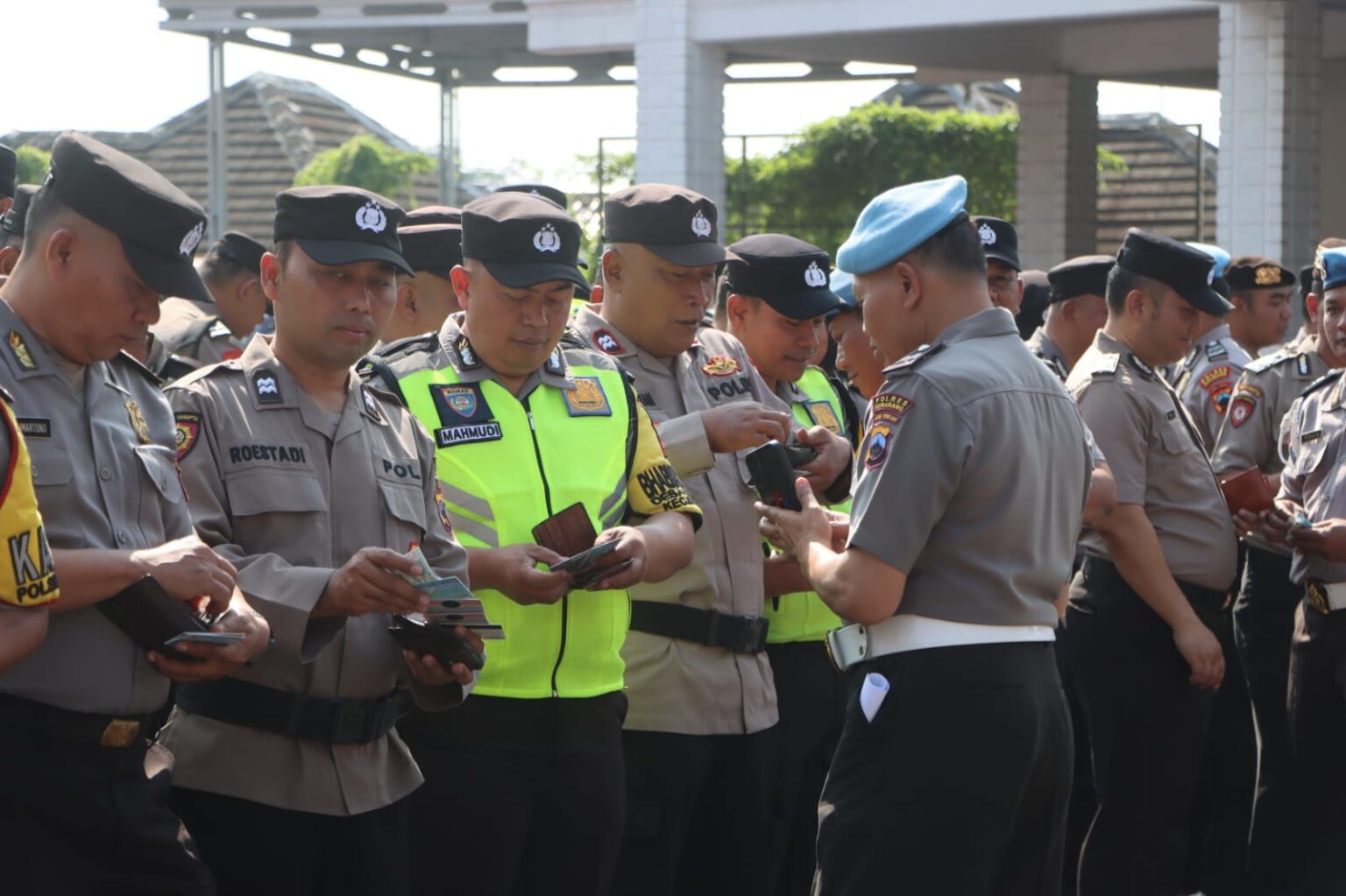 Tim Bid Propam Polda Jateng melakukan pemeriksaan telepon seluler milik Kapolres Semarang AKBP Heru Dwi Purnomo saat kegiatan Gaktibplin (foto: Polres Semarang)