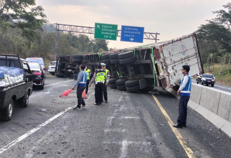 Petugas Satlantas Polres Semarang melakukan penanganan dan evakuasi badan truk box yang terguling di Jalan Tol Solo-Semarang KM 430.900 (foto: Polres Semarang)