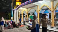 Warga Dusun Ngemplik Banjarejo bersama mahasiswa KKN UIN Walisongo saat tradisi nasi ambeng pada acara Khotmil Qur'an (foto: Pemkab Demak)