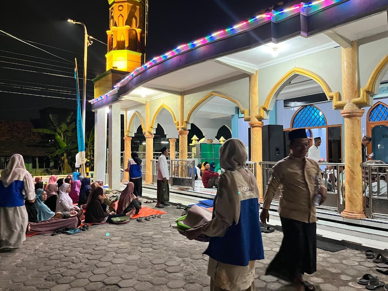 Warga Dusun Ngemplik Banjarejo bersama mahasiswa KKN UIN Walisongo saat tradisi nasi ambeng pada acara Khotmil Qur'an (foto: Pemkab Demak) Warga Dusun Ngemplik Banjarejo bersama mahasiswa KKN UIN Walisongo saat tradisi nasi ambeng pada acara Khotmil Qur'an (foto: Pemkab Demak)