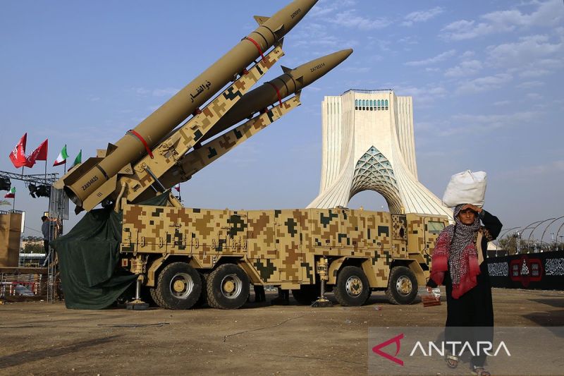 AA-20260724-42058544-42058528-ZOLFAGHAR_AND_QADR_MISSILES_PLACED_IN_TEHRANS_AZADI_SQUARE