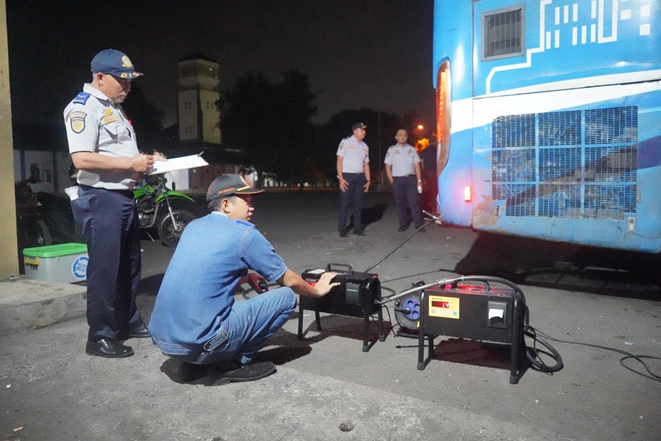 Petugas melakukan ram check pada armada Trans Semarang (foto: Trans Semarang) Petugas melakukan ram check pada armada Trans Semarang (foto: Trans Semarang)