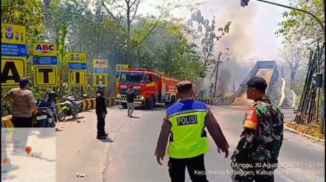 Petugas Dinas Pemadam Kebakaran Kota Semarang bersama personel Polsek Tembalang melakukan pemadaman api di lahan kosong Sigar Bencah (foto: Polsek Tembalang)