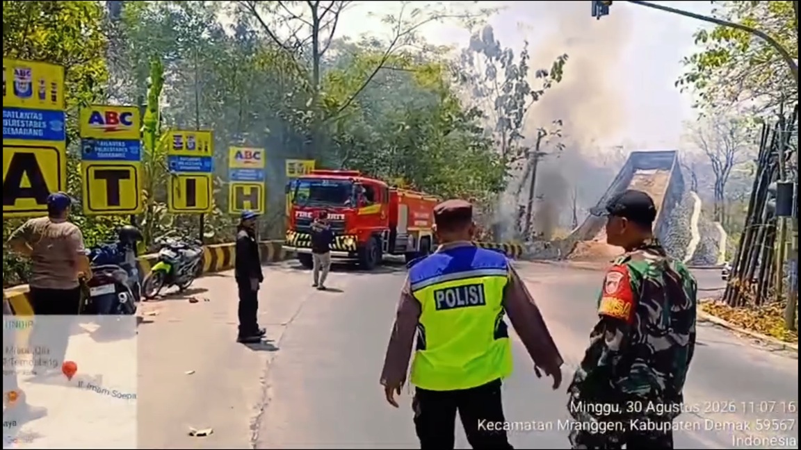 Petugas Dinas Pemadam Kebakaran Kota Semarang bersama personel Polsek Tembalang melakukan pemadaman api di lahan kosong Sigar Bencah (foto: Polsek Tembalang)