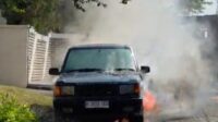 Mobil Range Rover terbakar diduga korsleting listrik saat dipanaskan Minggu 2 Agustus 2026 (foto: Dinas Pemadam Kebakaran Kota Semarang)