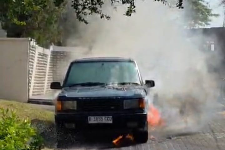 Mobil Range Rover terbakar diduga korsleting listrik saat dipanaskan Minggu 2 Agustus 2026 (foto: Dinas Pemadam Kebakaran Kota Semarang) Mobil Range Rover terbakar diduga korsleting listrik saat dipanaskan Minggu 2 Agustus 2026 (foto: Dinas Pemadam Kebakaran Kota Semarang)