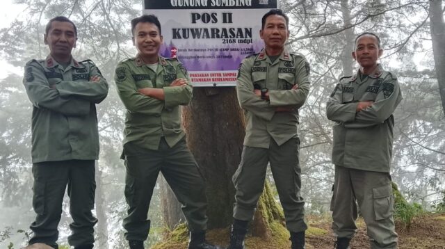 Petugas Perhutani KPH Kedu Utara dan Satgas Karhutla melakukan patroli pencegahan kebakaran hutan di kawasan lereng gunung (foto: Pemkab Temanggung)